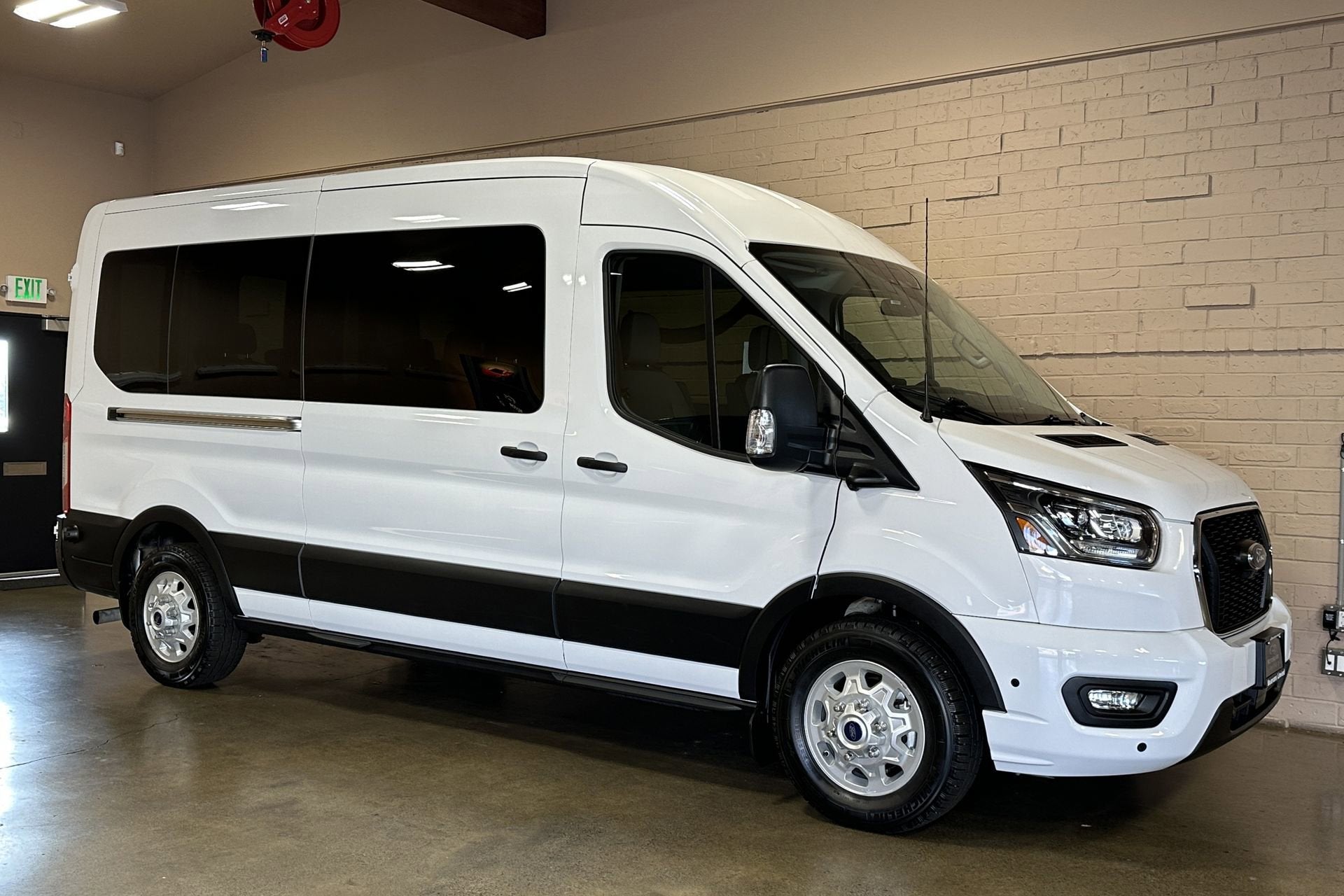 2025 Ford Transit Passenger Wagon XLT