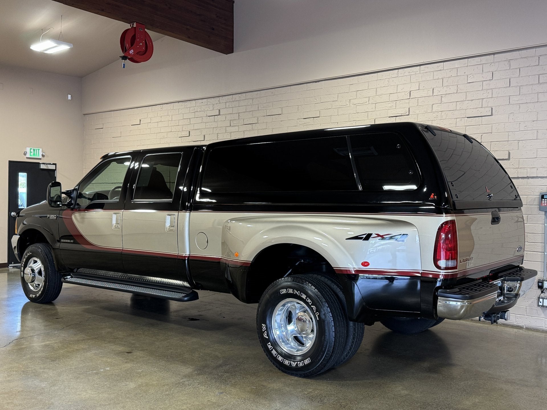 2001 Ford Super Duty F-350 DRW Lariat