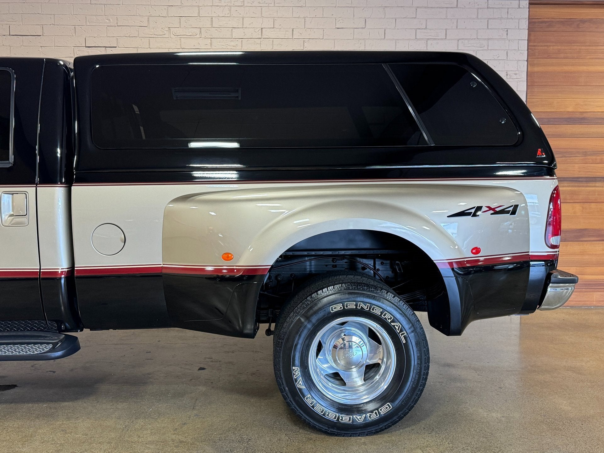 2001 Ford Super Duty F-350 DRW Lariat