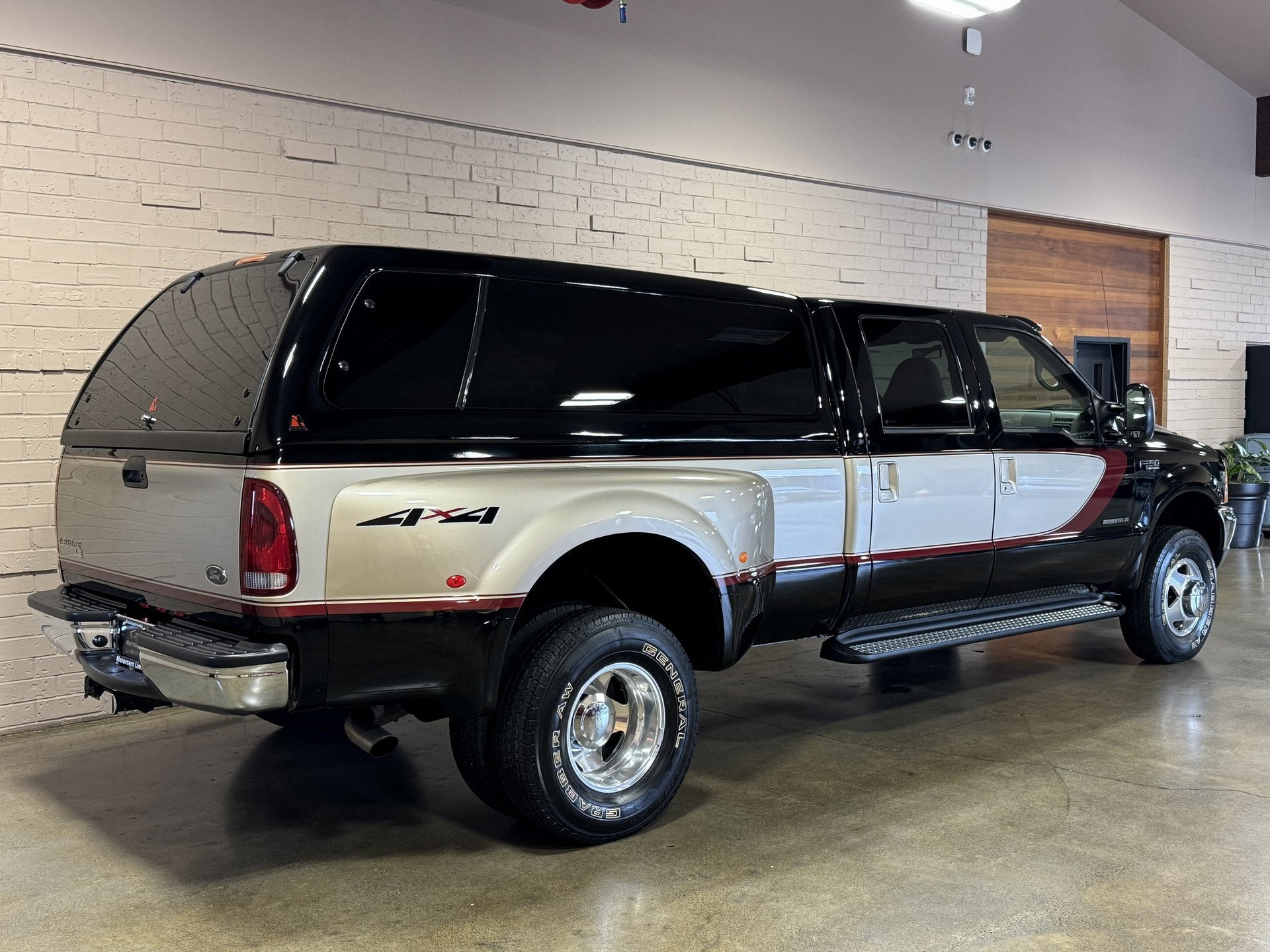 2001 Ford Super Duty F-350 DRW Lariat