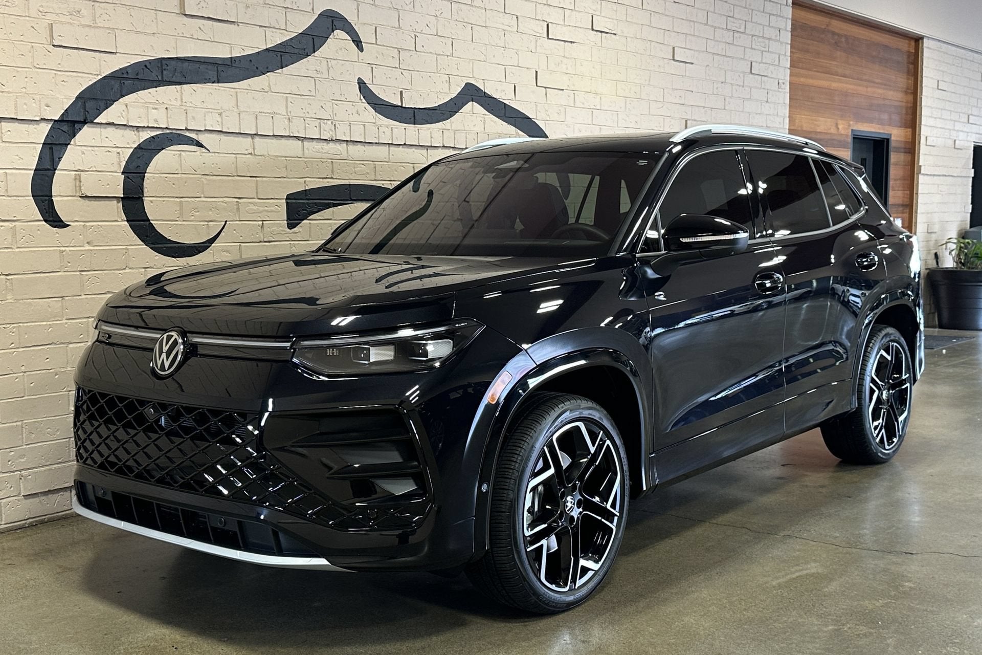 2025 Volkswagen Tiguan 2.0T SEL R-Line