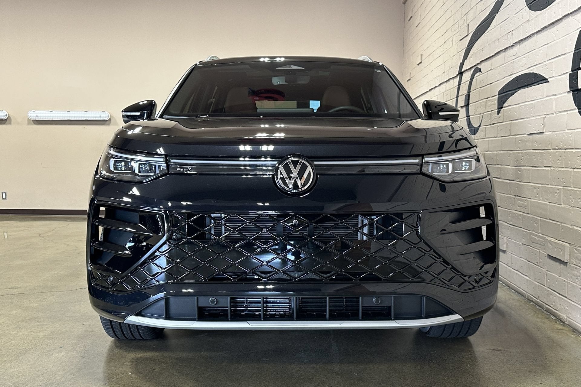 2025 Volkswagen Tiguan 2.0T SEL R-Line