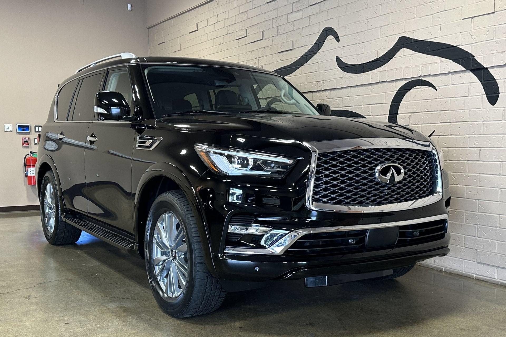 2023 INFINITI QX80 LUXE