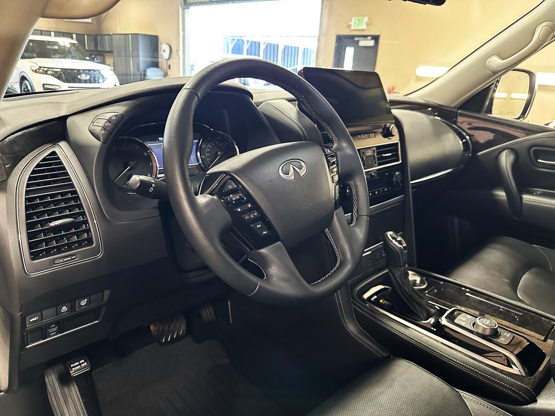 2023 INFINITI QX80 LUXE