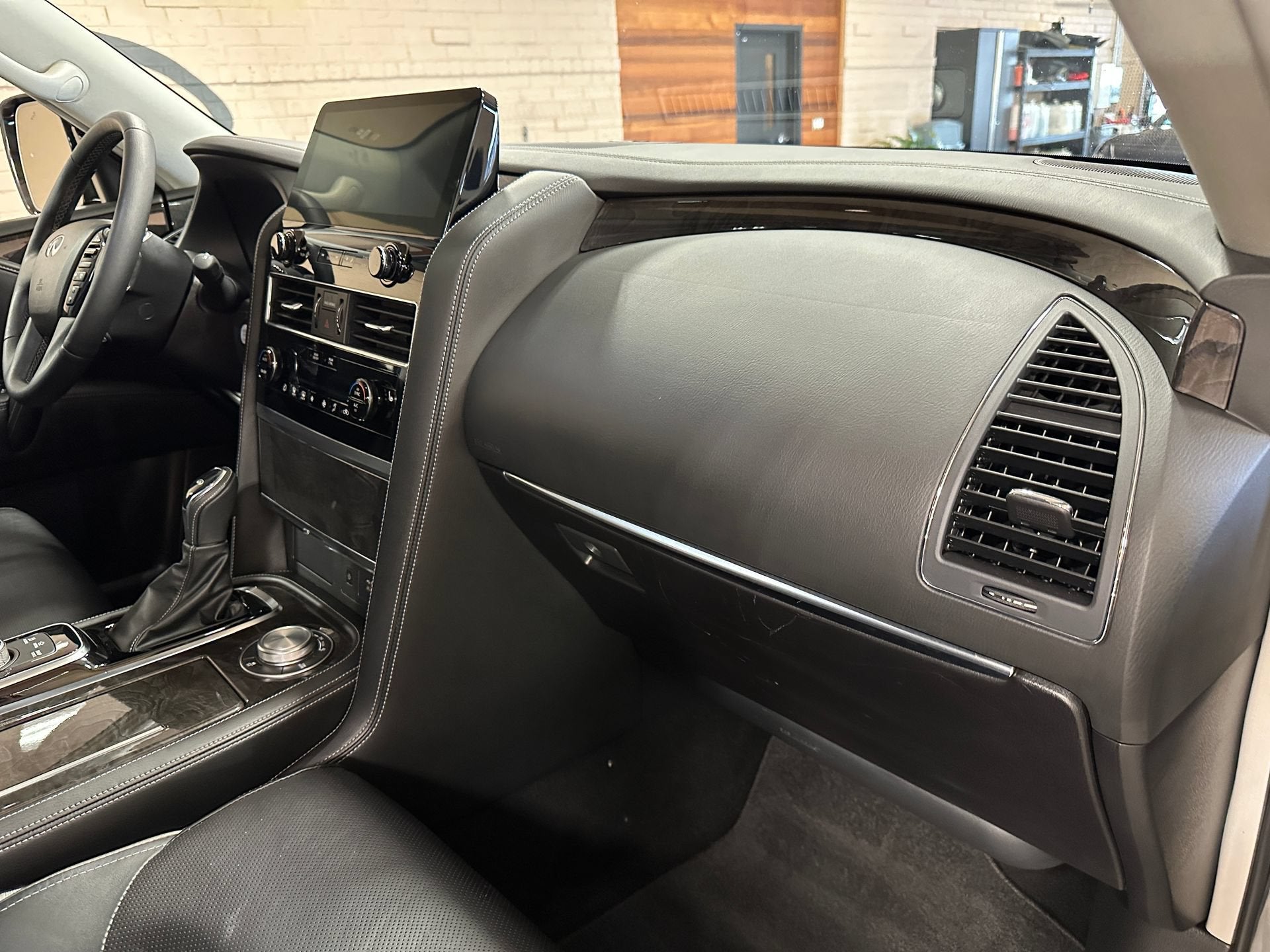 2023 INFINITI QX80 LUXE