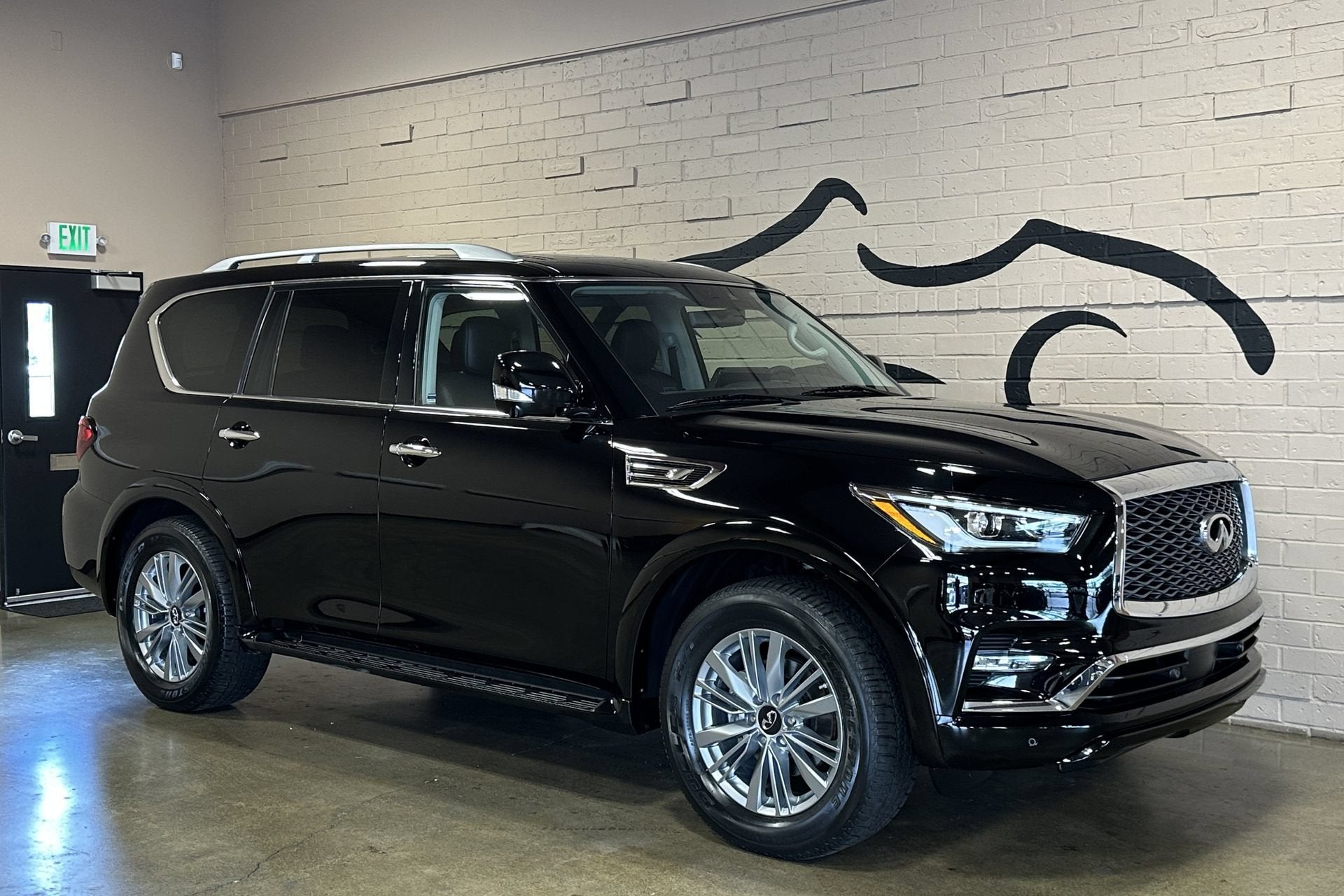 2023 INFINITI QX80 LUXE