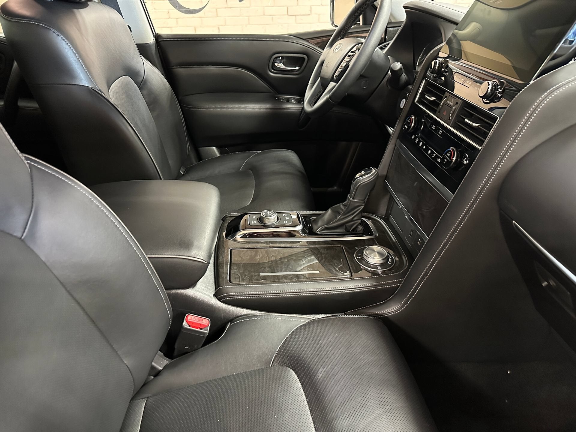 2023 INFINITI QX80 LUXE