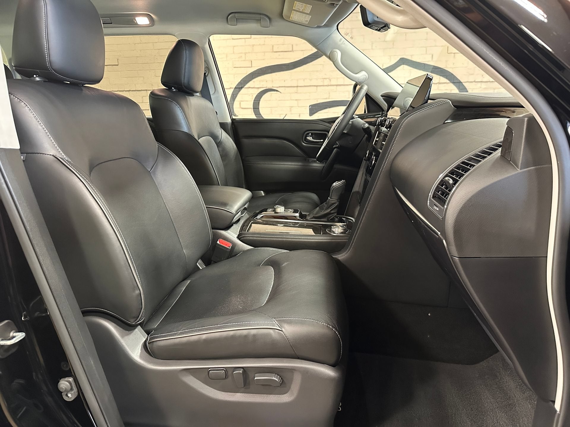 2023 INFINITI QX80 LUXE