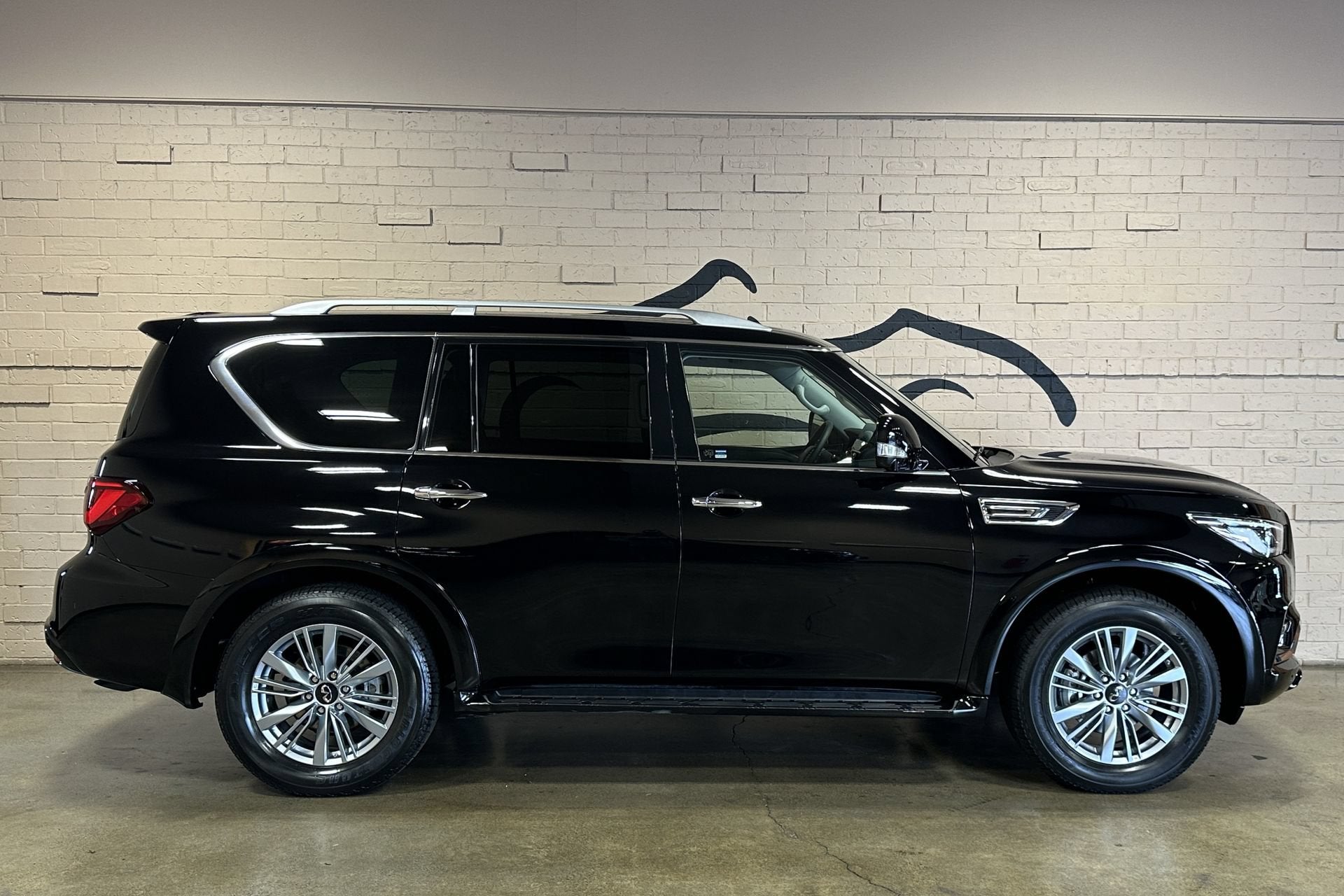 2023 INFINITI QX80 LUXE