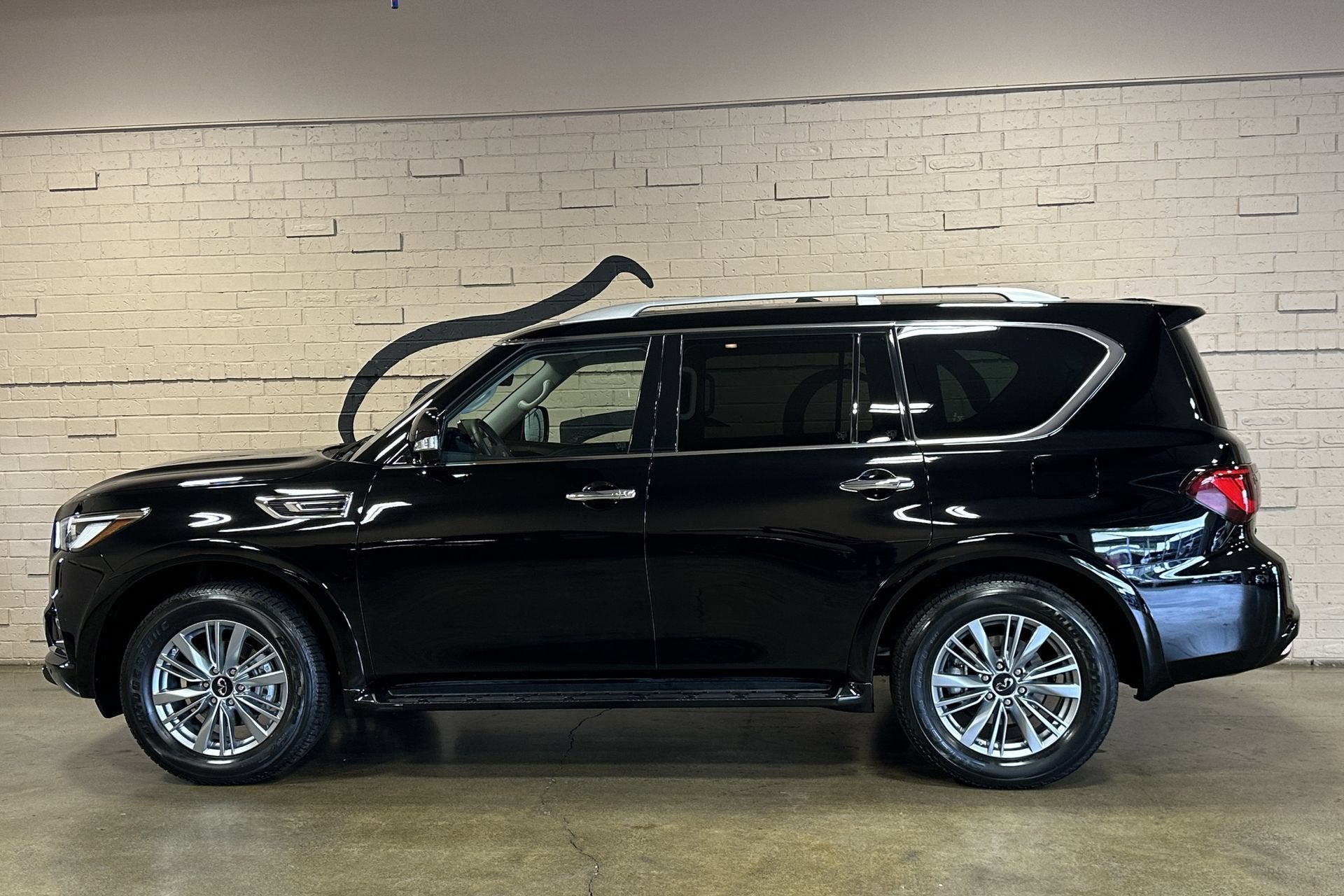 2023 INFINITI QX80 LUXE