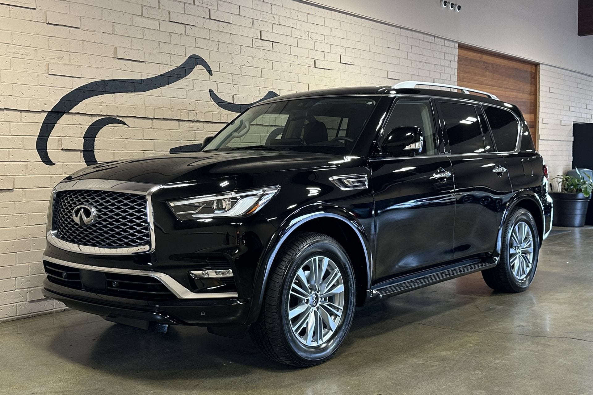 2023 INFINITI QX80 LUXE