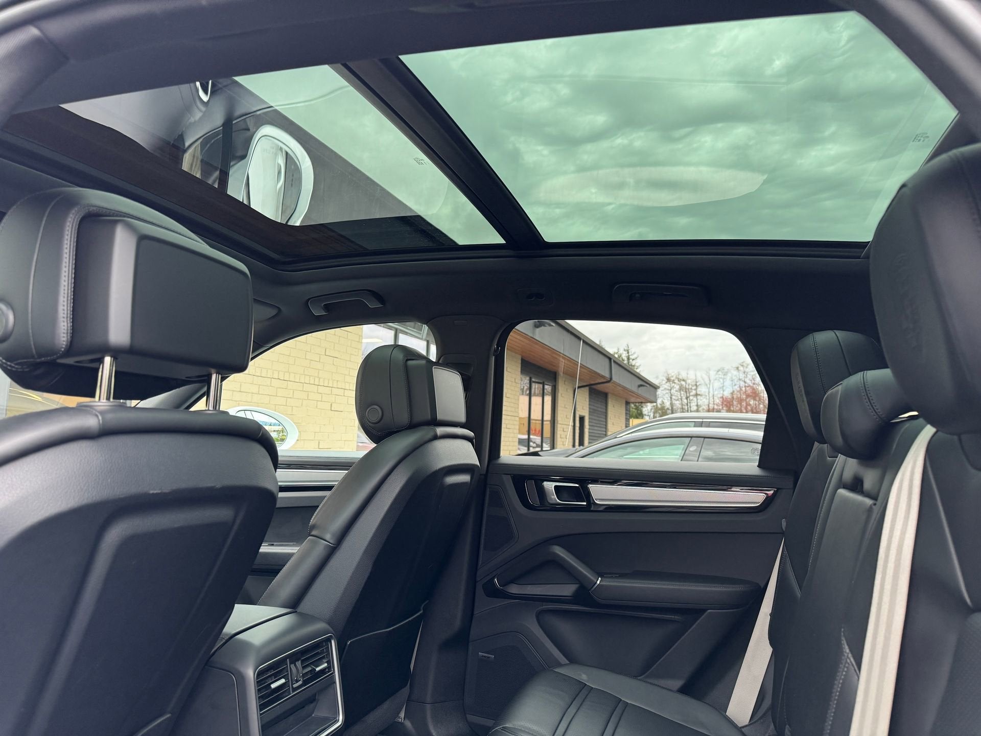 2023 Porsche Cayenne Platinum Edition