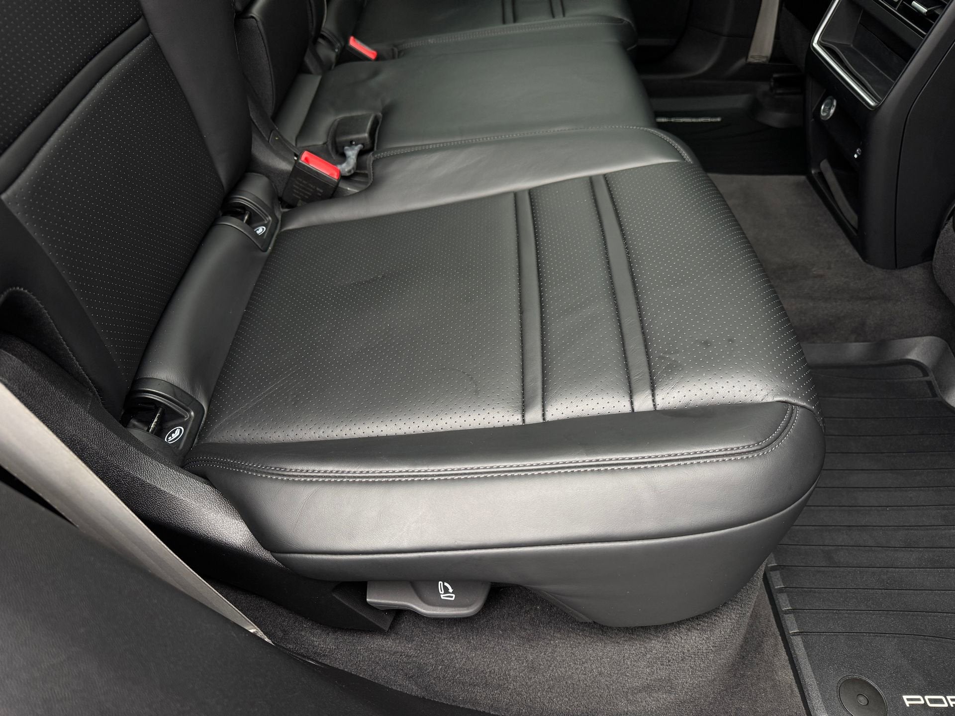 2023 Porsche Cayenne Platinum Edition